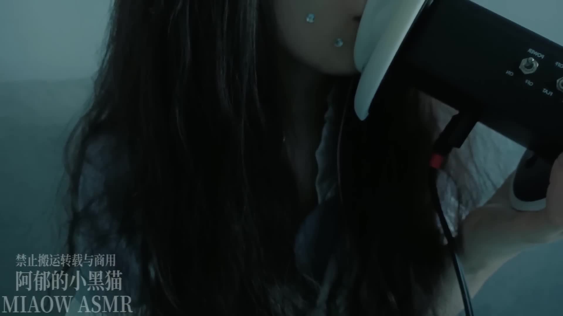 阿郁的小黑猫ASMR视频在线播放：沉浸式猫咪助眠体验