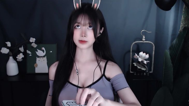 萌夏茉ASMR视频在线播放：专业掏耳触发音助眠直播