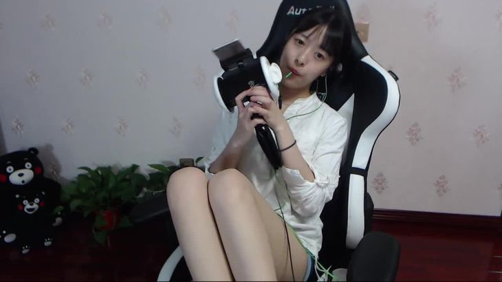 灵性饱满的欢欢ASMR视频在线播放：耳部护理舔耳助眠视听盛宴