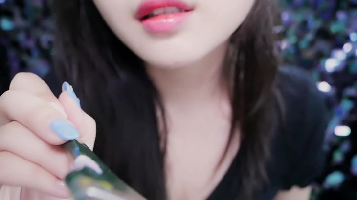 ASMR Darling摄像机轻刷助眠视频在线播放：耳语、触发音与沉浸式体验