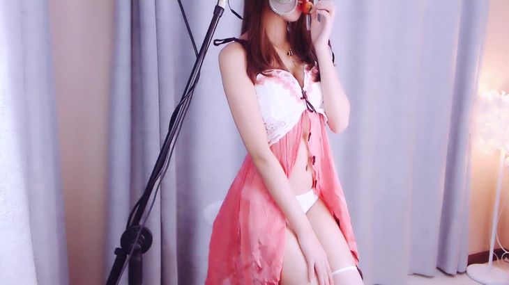 小奶瓶ASMR吃草莓舔耳助眠视频在线播放，沉浸式声效放松助眠