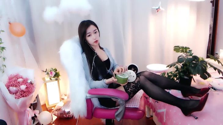夏喵娜KINA酱ASMR视频在线播放：吊带袜高跟鞋舔耳哄睡助眠体验
