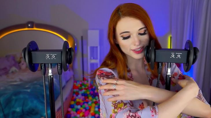 Luna Silk ASMR丝绸睡衣舔耳亲吻视频在线播放 - 沉浸式助眠体验