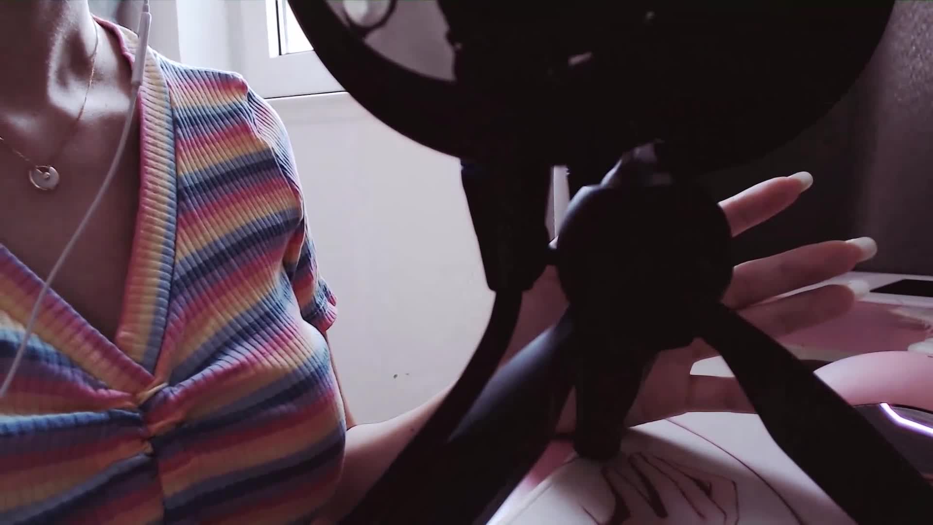 Aki秋水ASMR在线播放：沉浸式助眠视频与黑丝御姐手势催眠彩蛋