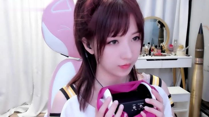 ASMR小女巫露娜在线播放：耳语魔法与治愈音效的沉浸式助眠视频