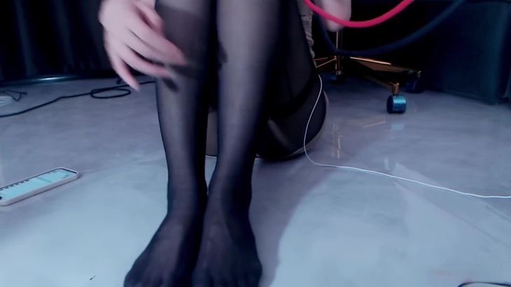 可爱的埋埋ASMR助眠视频在线播放：肉腿眼镜娘与袜袜触发音效