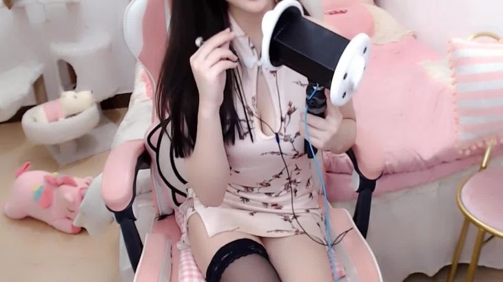 桃子ASMR视频在线播放：性感旗袍黑丝抖动舔耳体验