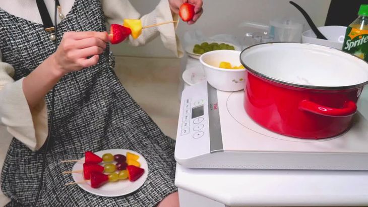 ASMR利香在线视频：水果糖脆皮声音制作与舒缓咀嚼声体验 | 网站名