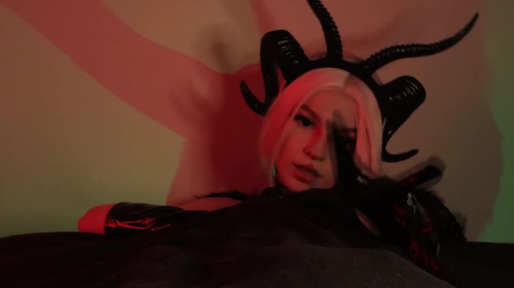 MOOD ASMR在线视频：俄罗斯助眠主播沉浸式耳语与舔耳触发音