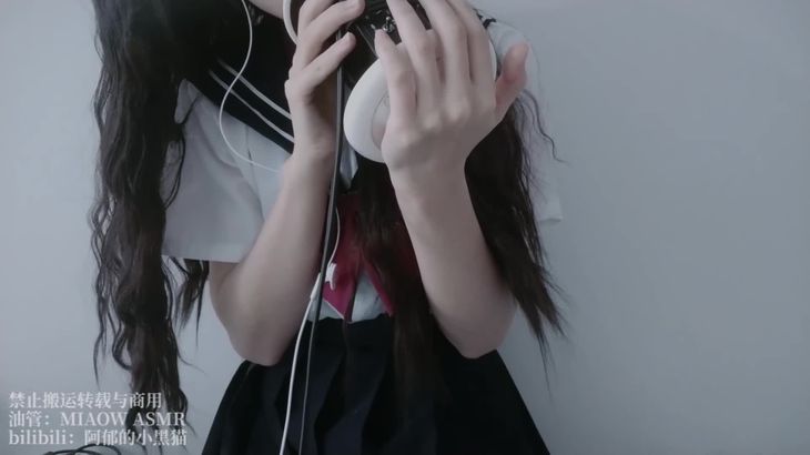 阿郁的小黑猫ASMR视频在线播放：口腔音助眠与单耳麦沉浸体验