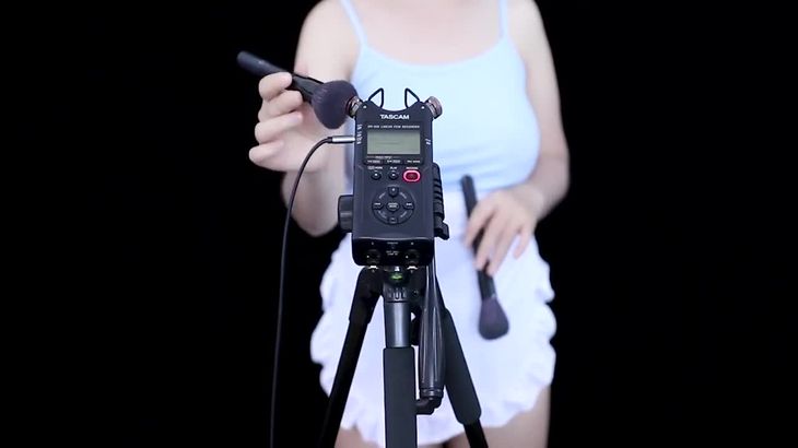 mimi ASMR在线播放视频：精油耳朵按摩与轻语助眠体验