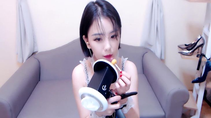 白丝女仆ASMR在线视频：温柔耳语与沉浸式角色扮演助眠体验