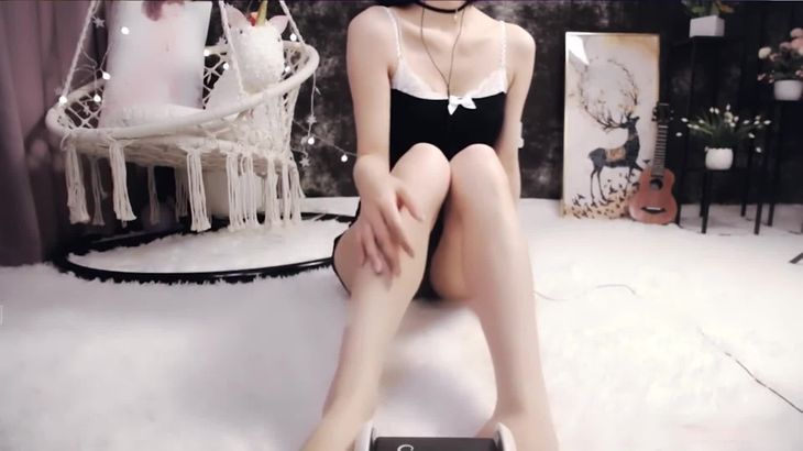 虎牙圈圈ASMR裸足按摩视频在线播放：沉浸式放松体验与魔法书主题