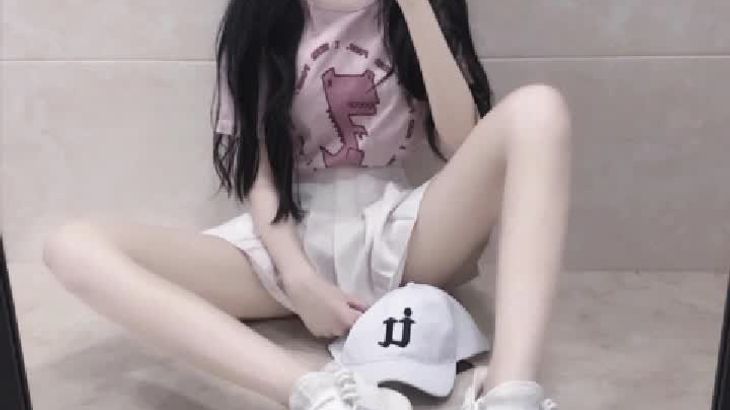 Aki秋水ASMR视频在线播放：保鲜膜按摩与舔耳触发音