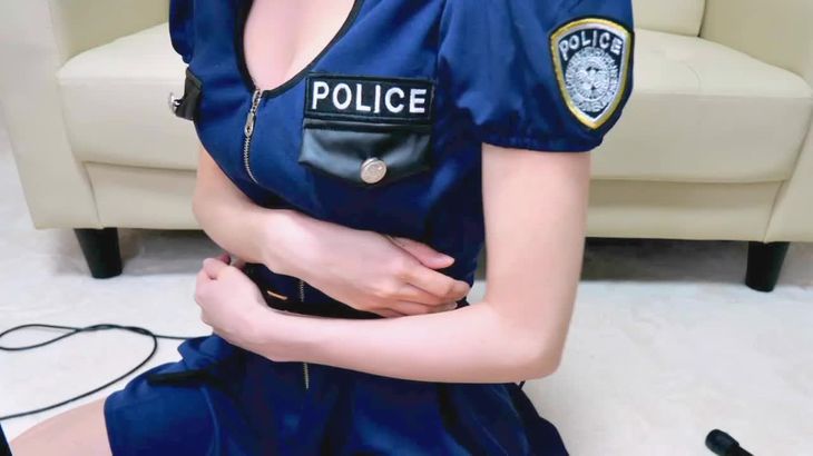 利香ASMR在线播放：KU100温柔耳语与警察制服耳舐め助眠视频