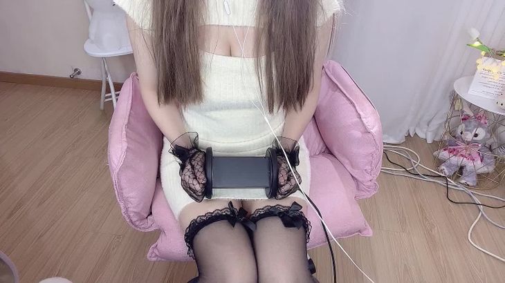 奶凶小琪ASMR在线播放：沉浸式助眠舔耳视频，耳语哄睡放松体验