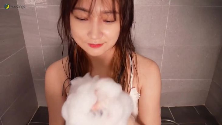 Eunsongs ASMR沐浴助眠视频在线播放：沉浸式女友洗澡角色扮演