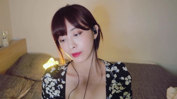 MIMO ASMR沉浸式助眠视频在线播放：耳语、触感音与放松秘境的声控体验