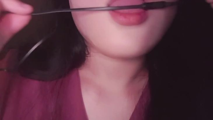 수아 Su-a ASMR在线播放：吃舔耳麦口腔音单声道沉浸式助眠视频