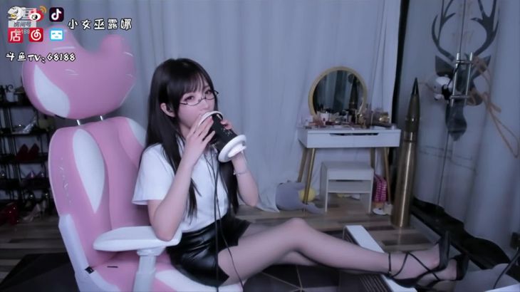 小女巫露娜ASMR视频在线播放-口腔音舔耳催眠放松沉浸体验