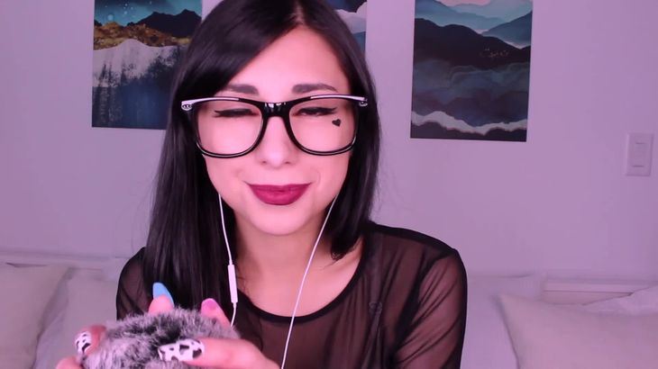 Goth GF ASMR在线视频播放：沉浸式头皮按摩与轻柔耳语放松体验