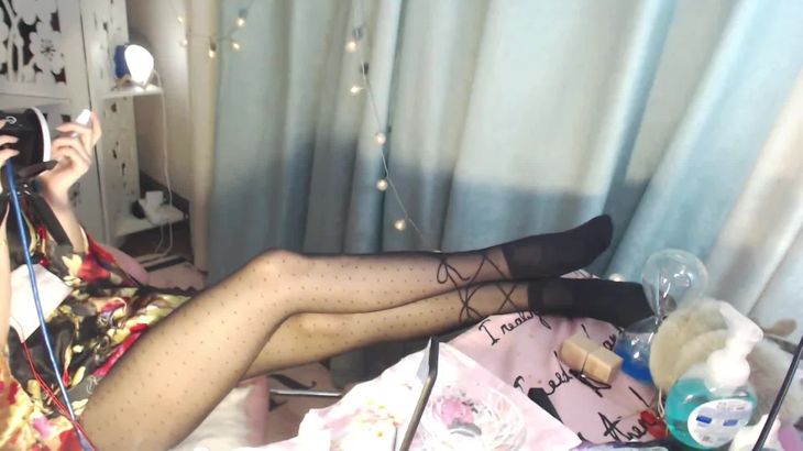 ASMR予可在线播放视频：黑丝袜吹耳喘息助眠哄睡触发音沉浸体验