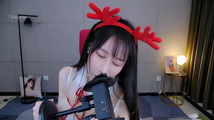 阿稀稀大魔王圣诞驯鹿装ASMR在线播放：白网袜沉浸式助眠视频