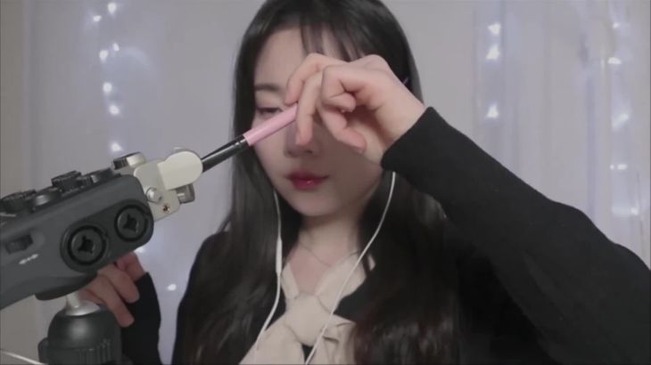 ASMR主播nara在线播放：沉浸式刷子扫除与相机触感助眠视频