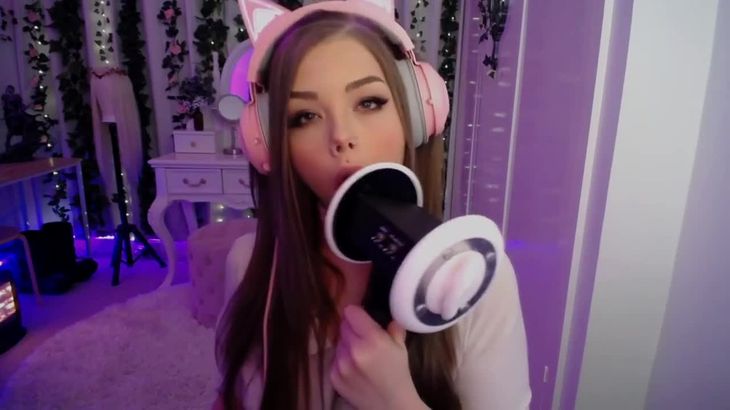 Telishamaree猫咪舔耳亲吻按摩你的耳朵ASMR视频在线播放