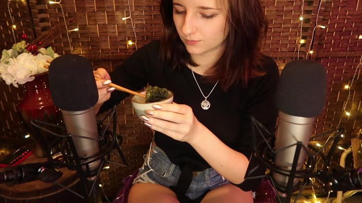 AftynRose ASMR视频在线播放：海葡萄与蜂巢吃播及耳语放松体验