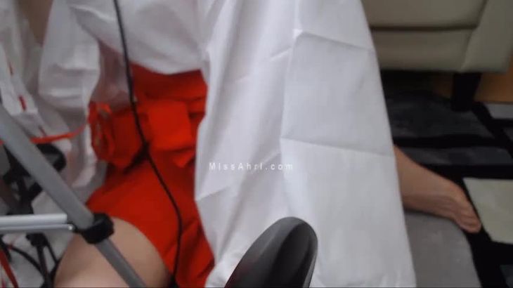 利香ASMR视频在线播放：温柔舔耳与助眠音效，KU100麦克风高清体验