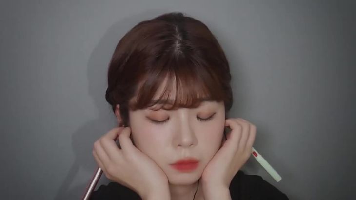 耳部清洁ASMR视频在线播放：麦克风触摸与轻敲音效助眠体验