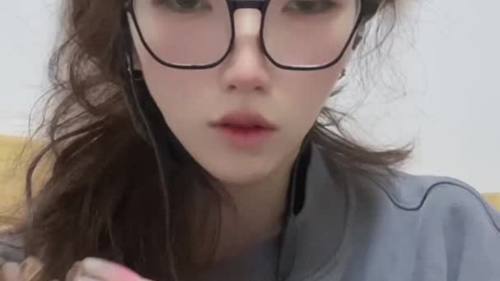 六六ASMR在线播放：沉浸式指甲敲击与声控哄睡助眠视频