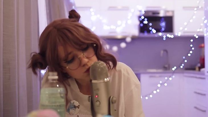 Elles ASMR小姐姐在线播放：沉浸式采耳与耳语助眠视频